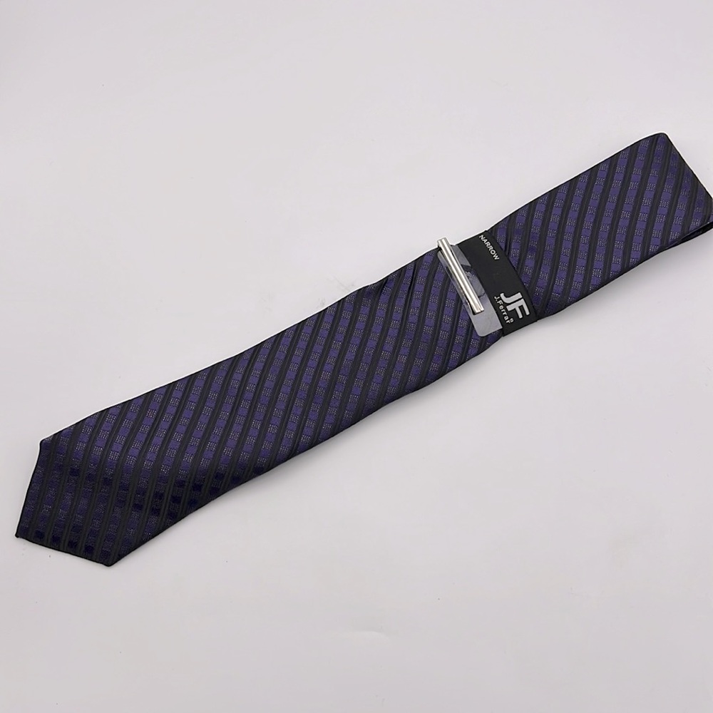 jf j.ferrar tie. Winter Formal Spinner. New with tags. Purple and black.
